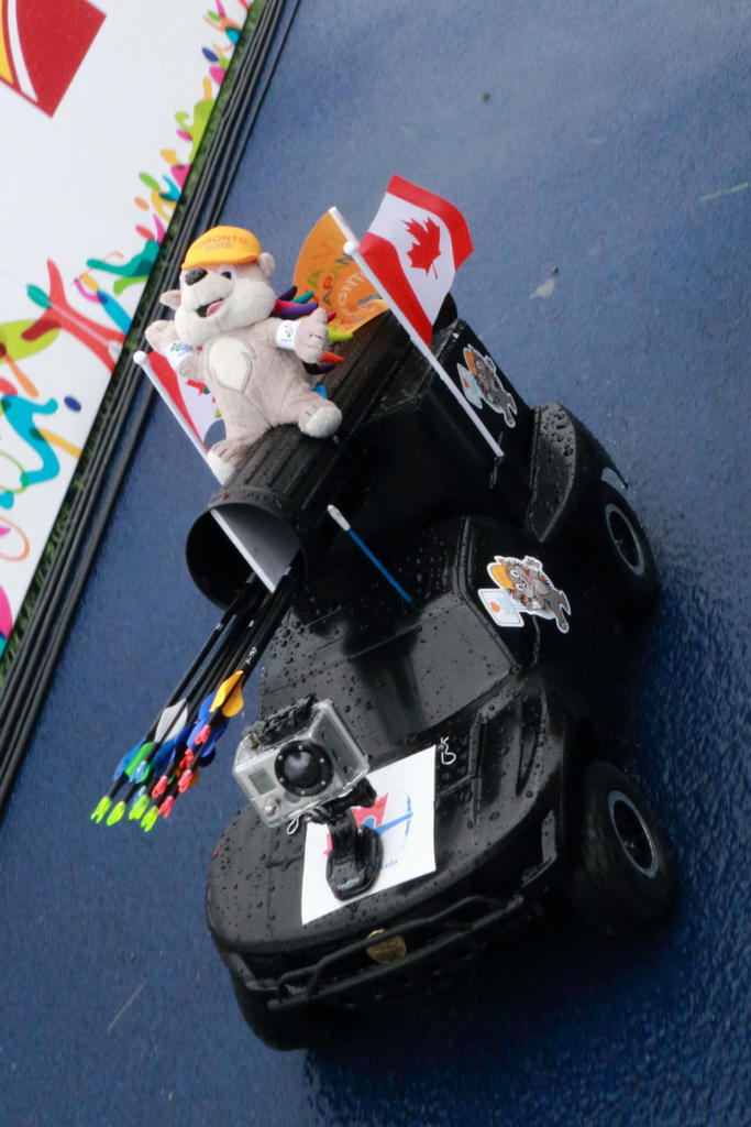 Un vistoso miniautomóvil, dirigido por control remoto, traslada las flechas en el certamen de tiro con arco. Foto: Mónica Ramírez, enviada especial de JIT