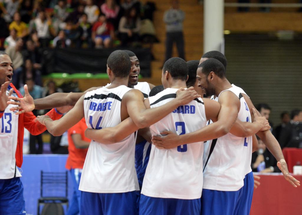El equipo masculino de voleibol terminó en quinto lugar en Toronto. 