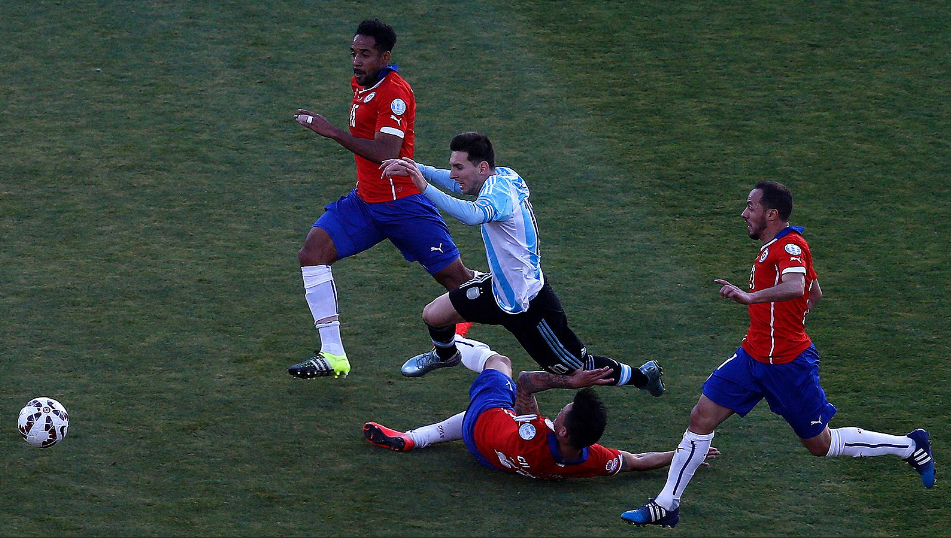 Los chilenos no permitieron que Messi se acercara demasiado al área.