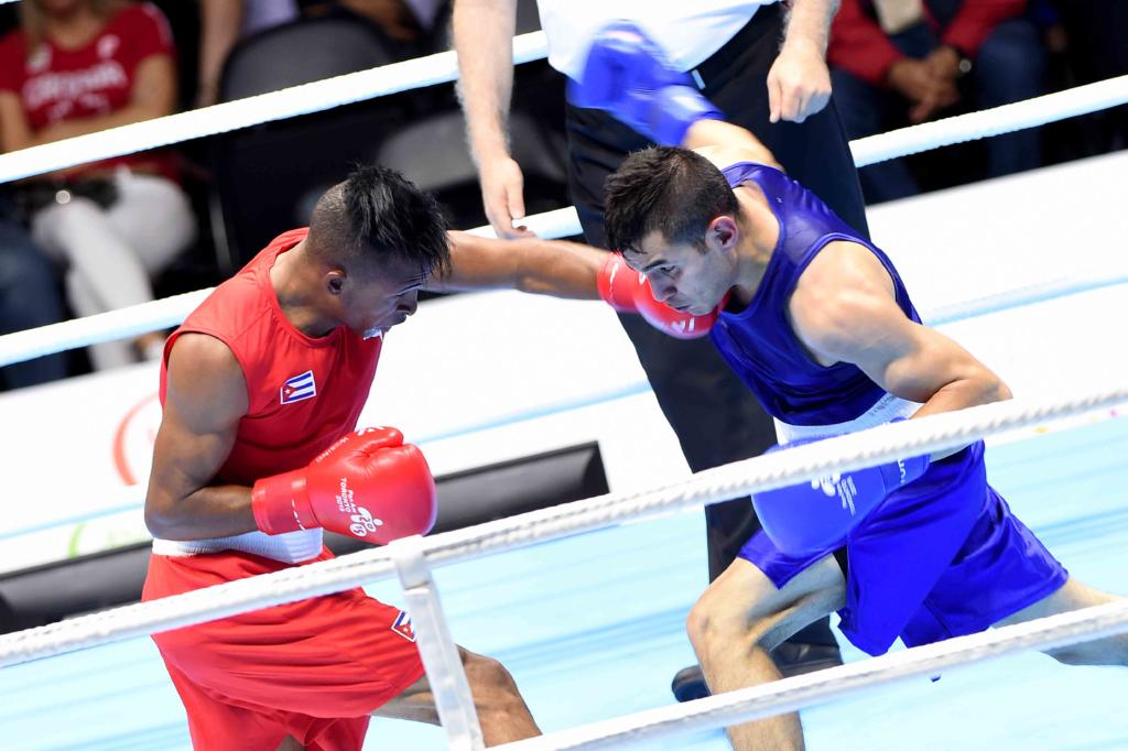 El cubano Lázaro Álvarez ( rojo), vencedor ante el mexicano Lindolfo Delgado en la final de la división de los 60 kilogramos. Foto: Roberto Morejón Rodríguez. 