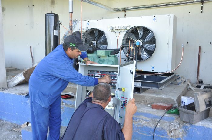 Especialistas de Copextel asumen el montaje del moderno equipamiento. Foto: Vicente Brito