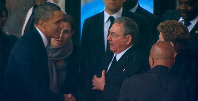 El primer encuentro entre Raúl y Obama durante los funerales del líder sudafricano Nelson Mandela. Foto: Internet