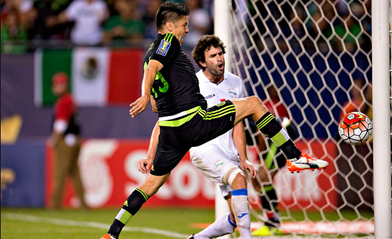 Oribe Peralta, autor de un triplete para los mexicanos en el Soldier Field, en Chicago.