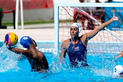 El equipo femenino cubano de polo acuático, ya está en semifinales.
