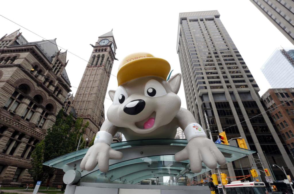 Pachi es la figura más divertida y querida de los juegos. Aquí lo vemos adornando una parada de la ciudad.