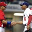 Los equipos Cuba y Estados Unidos se saludan tras el primer partido del tope beisbolero. Foto: USABASEBALL