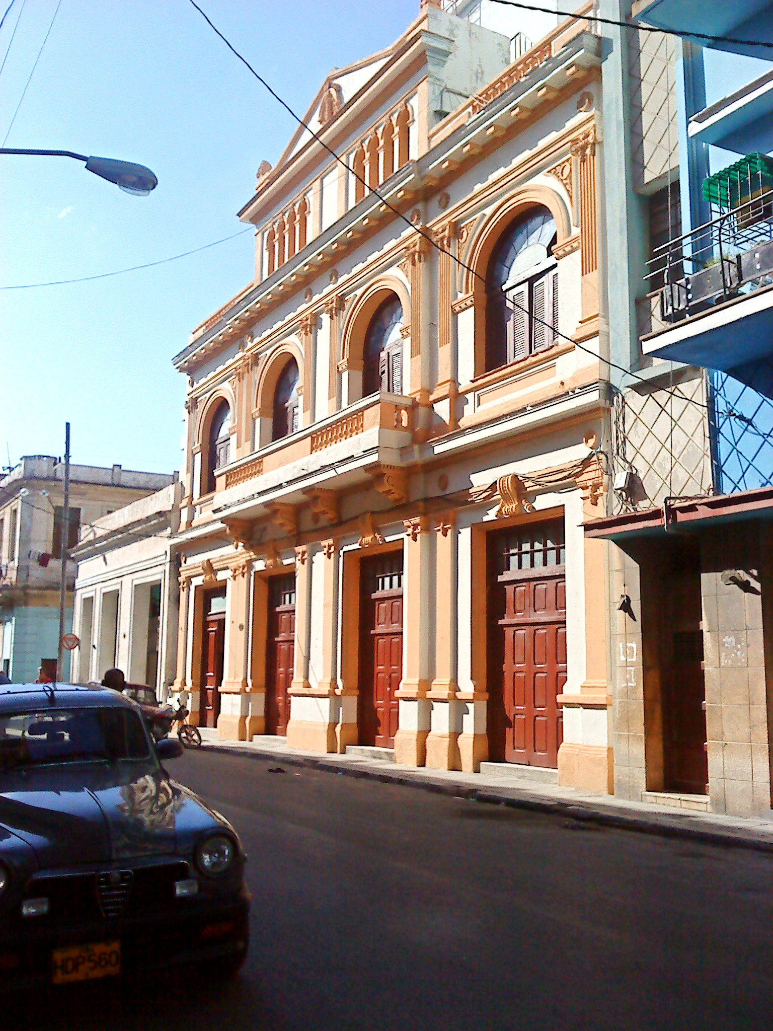 Fachada del Palacio de los Torcedores ubicado en las calles habaneras de San Miguel esquina a Marqués González.