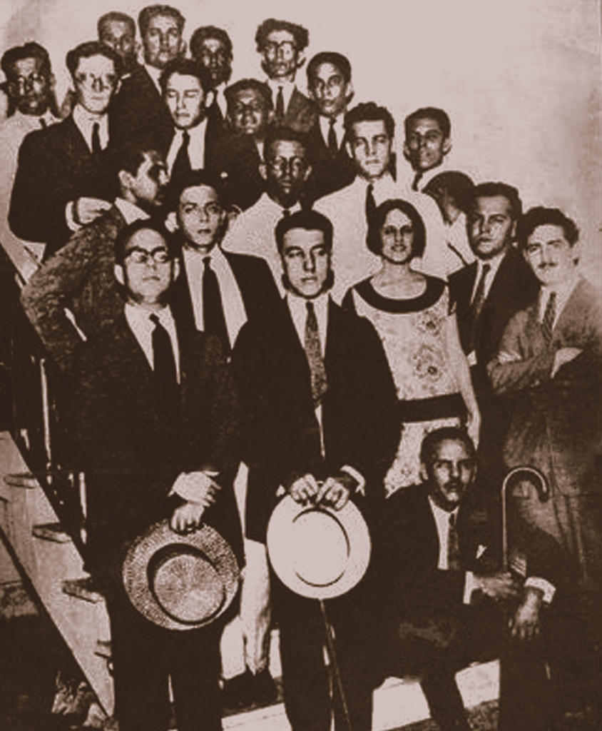 Parte del claustro de la Universidad Popular José Martí, en el que aparecen Mella y Villena.