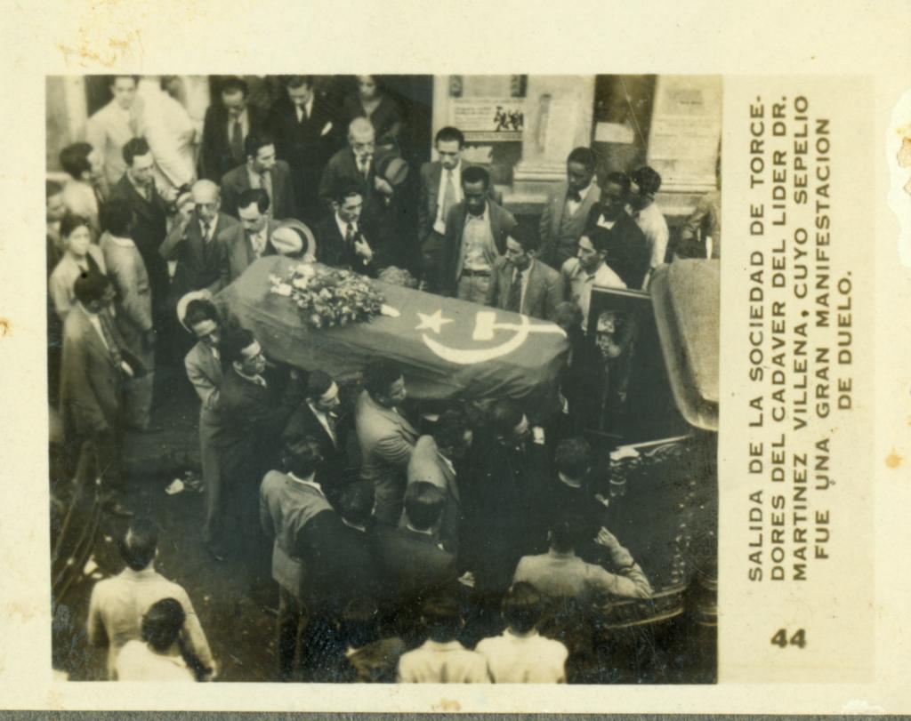 En el edificio fueron velados destacados líderes como Rubén Martínez Villena. La imagen muestra la salida del cortejo fúnebre.