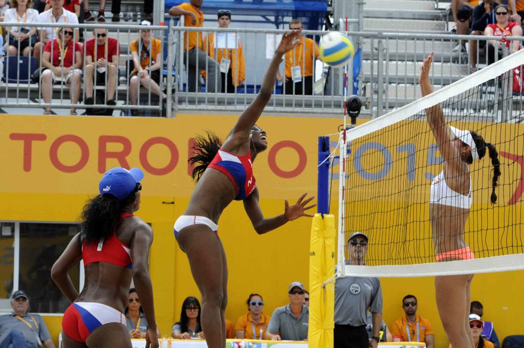 La dupla cubana de Lianma Flores y Lieila Martínez cayó ante Argentina en la final del torneo femenino de voleibol de playa de los XVII Juegos Panamericanos de Toronto. FOTO/ Roberto MOREJON RODRIGUEZ