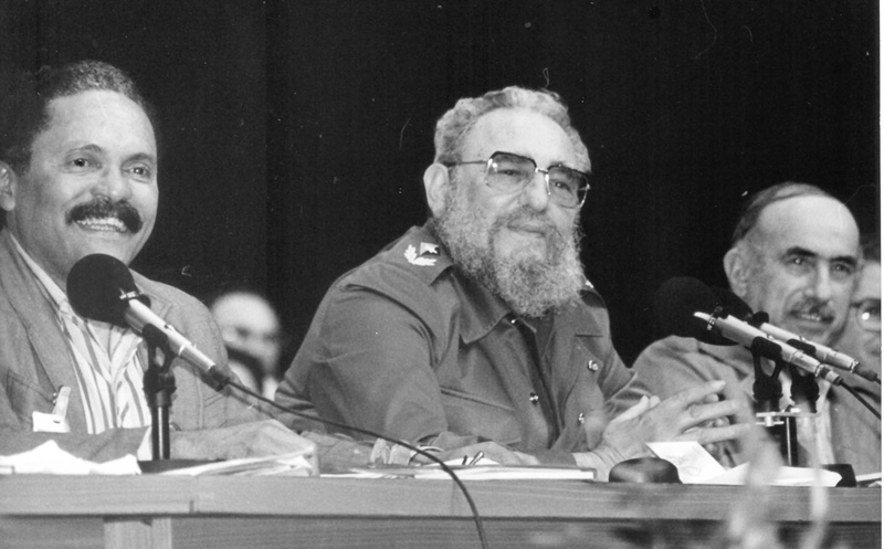 Fidel en la clausura del XVI Congreso de la CTC, a su lado se encuentra José Ramón Machado Ventura, miembro del Buró Político del PCC y Pedro Ross, secretario general de la Central de Trabajadores de Cuba. Foto: Archivo Periódico Trabajadores