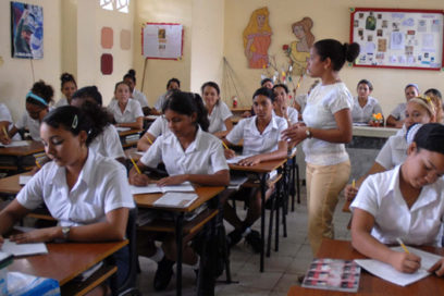 Convocan a educadores a laborar por un curso superior