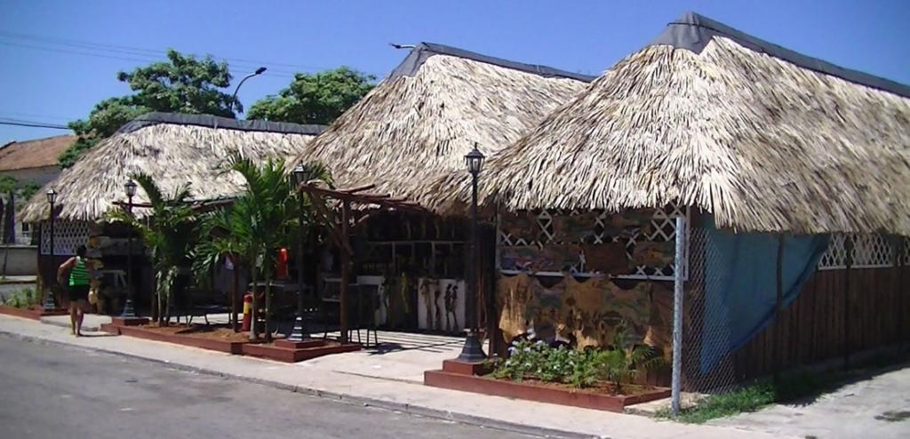 Acogedoras ferias construidas al estilo de bohíos cubanos por el grupo de creación artística Vigía