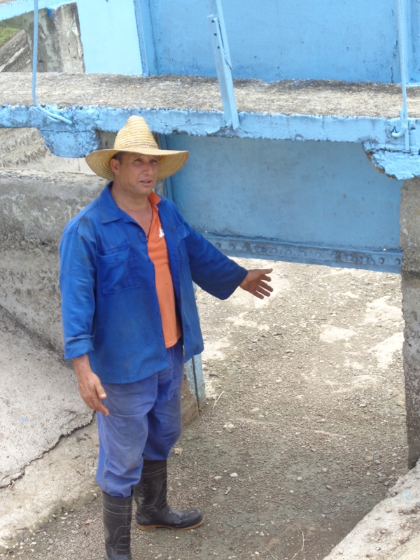 “Hace tiempo por aquí no pasa el agua”, asegura Orelvis Pupo, criador de peces en la estación de alevinaje de Gramal. Foto: Jorge Pérez Cruz