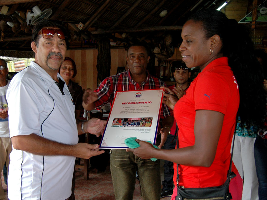 Pedro Víctor Simón Rodríguez, secretario general del SNTCGS, entregó diploma de reconocimiento al equipo femenino de baloncesto. Foto: César A. Rodríguez