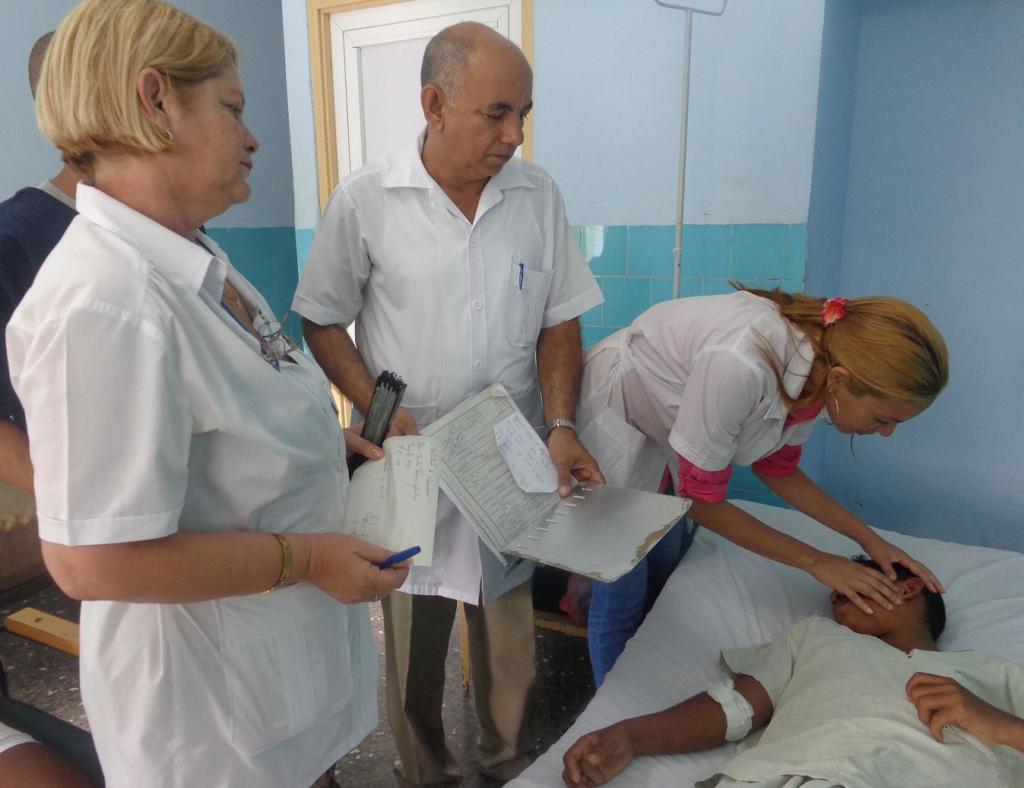De izquierda a derecha los doctores Noelia y Francisco, junto a una de las residentes de la especialidad, en el seguimiento a uno de los pacientes operados. Fotos: Betty Beatón 