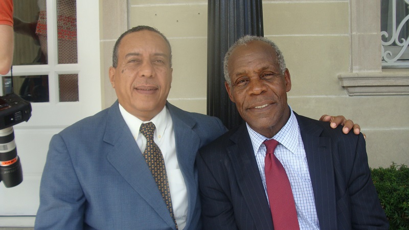 Ernesto Freire junto al amigo de Cuba, actor y luchador social Danny Glover. | foto: Cortesía del entrevistado