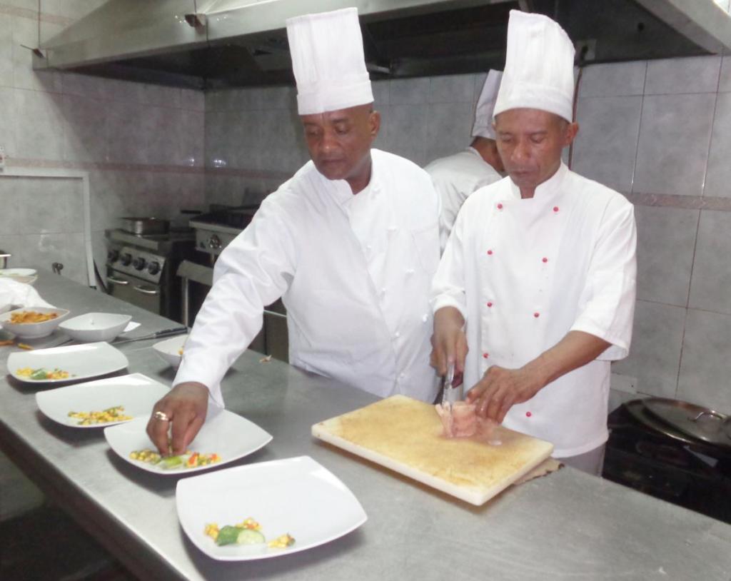 De izquierda a derecha Santiago y Ramón, los dos fundadores aún en activo, hombres cuya sazón le aporta buena parte de la fama que acompaña al restaurante. Foto: Betty Beatón Ruiz