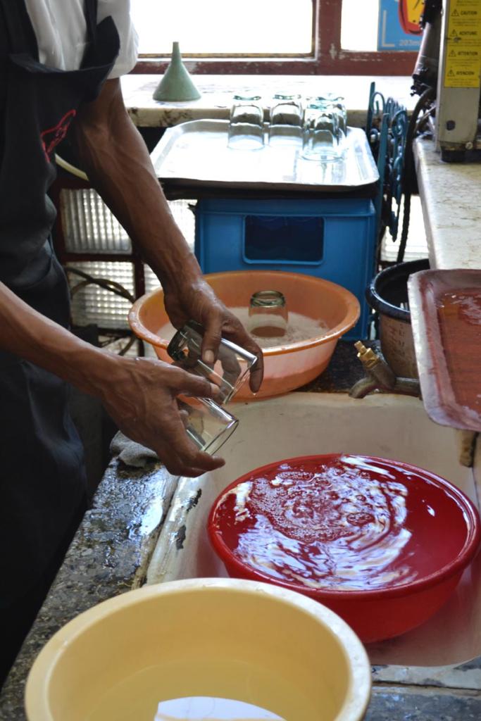 En el Único de Reina se enjuagan los vasos en una vasija llena con agua acumulada, aunque allí hay agua corriente. Foto: Eddy Martin