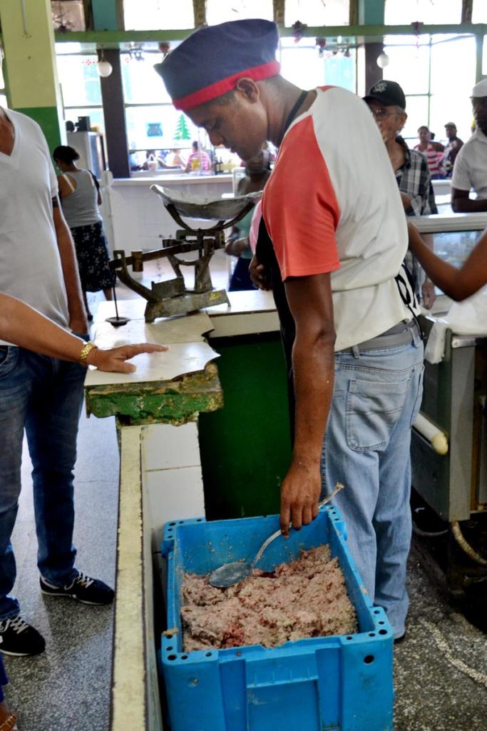En Variedades Monte el picadillo para la venta estaba depositado en una caja destapada. Por  supuesto, las moscas y el calor reinante hacían de las suyas. Foto: Eddy Martin