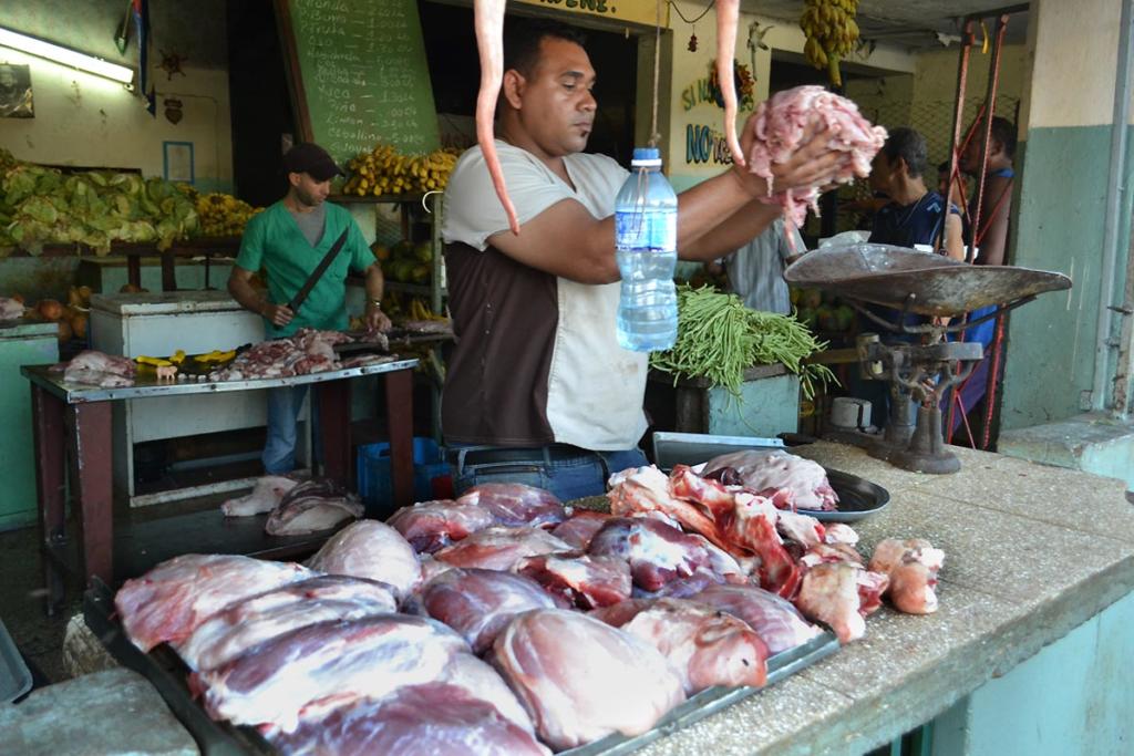 Luego de dos horas expuesta a la intemperie, al sol, a las moscas y a otras inclemencias, probablemente la carne que se expendía en Águila y Dragones estaría contaminada. Foto: Eddy Martin