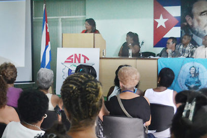 Debaten mujeres cubanas sobre el trabajo por cuenta propia