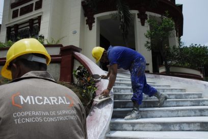 Más allá de la colina universitaria