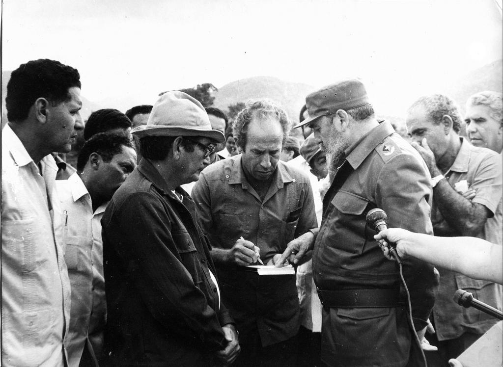 Nos estimulaba la constante presencia y preocupación del líder de la Revolución por los trabajadores hidráulicos, afirma el ingeniero Ferrer, que aparece al centro, explicando datos técnicos de la presa Cauto El Paso. Foto: Cortesía del entrevistado