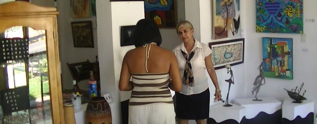 Galería de arte de Varadero, una emblemática entidad del FCBC donde amablemente Maury Nodarse da la bienvenida a los visitantes, a pesar del inmenso calor existente en el interior de esta casa cuyo equipo de aire acondicionado se encuentra roto, en detrimento, además, de la conservación de las obras de arte allí expuestas.