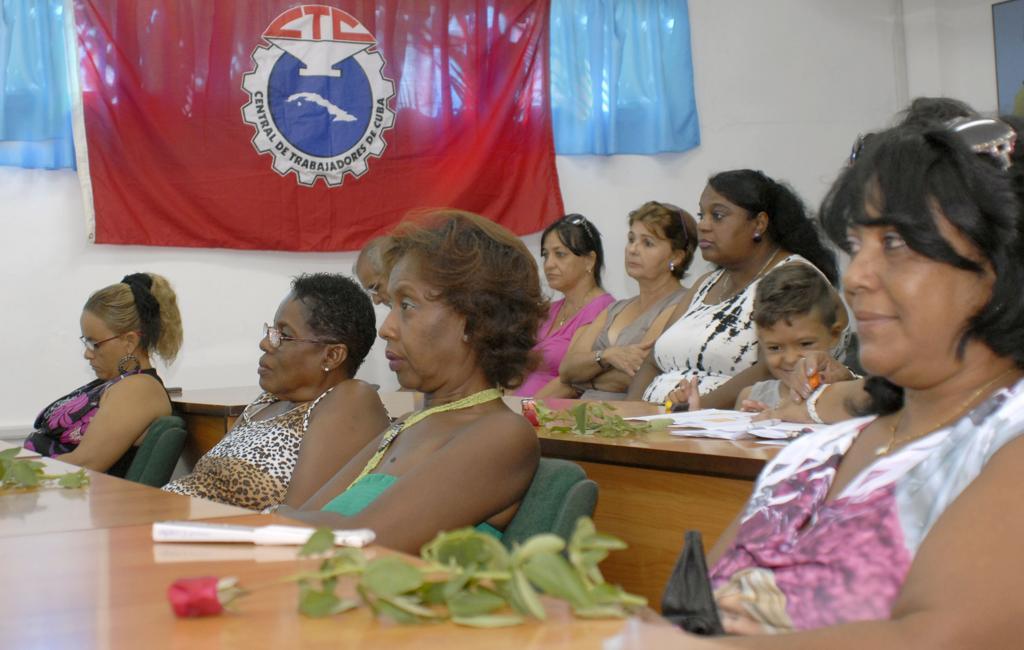 Una representación de trabajadoras destacadas recibió el homenaje en ocasión del aniversario 55 de la FMC. Foto: Heriberto González Brito