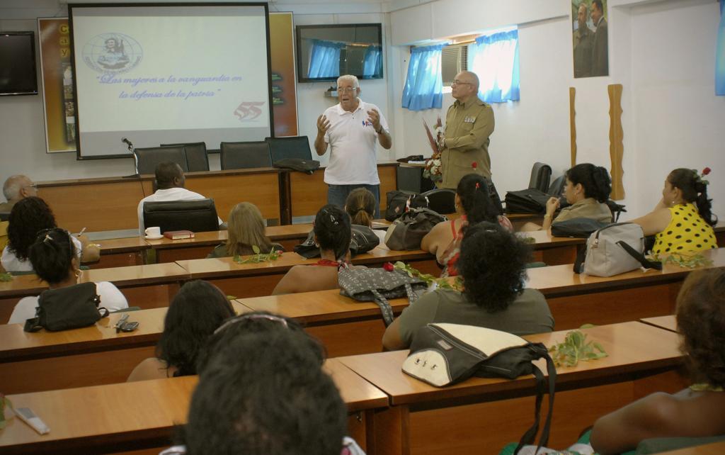 José A. Alonso, secretario general del SNTCD (a la izquierda) y el general de brigada Eliecer Velázquez, jefe del EJT, presidieron el encuentro. Foto: Heriberto González Brito