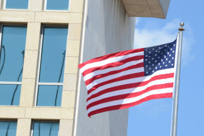 Ondea bandea norteamericana en su Embajada en La Habana