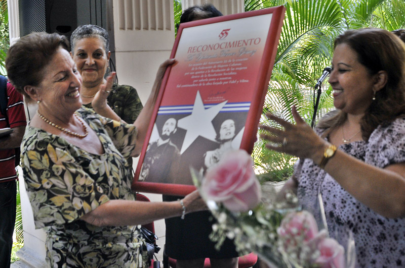 Yolanda Ferrer (a la izquierda) recibió un diploma de reconocimiento de manos de Teresa Amarelle Boué, secretaria general de la FMC en el país. Foto: José Raúl Rodríguez Robleda