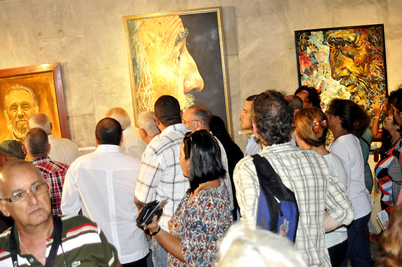 Otro momento del homenaje fue la inauguración de la exposición colectiva Guerrillero del tiempo, un conjunto de obras creadas desde la mirada de fotógrafos cubanos las cuales se han hecho familiares a lo largo de la historia, junto con la inspiración de 13 artistas de la plástica de diferentes generaciones. Foto: José Raúl Rodríguez Robleda