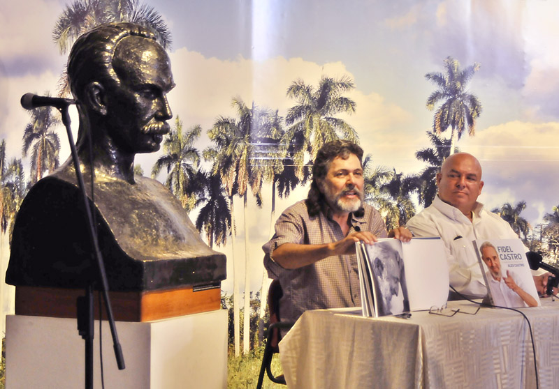 Fidel sigue siendo un paradigma, seguramente el mayor y más reconocido líder espiritual de la humanidad de hoy, expresó Abel Prieto (a la izquierda) al presentar el libro del fotógrafo Alex Castro. Foto: José Raúl Rodríguez Robleda
