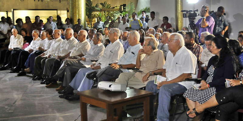 Compañeros de lucha del Comandante en Jefe desde la etapa insurreccional hasta la actualidad e invitados especiales estuvieron presentes en el homenaje efectuado en el Memorial José Marti. Foto: José Raúl Rodríguez Robleda