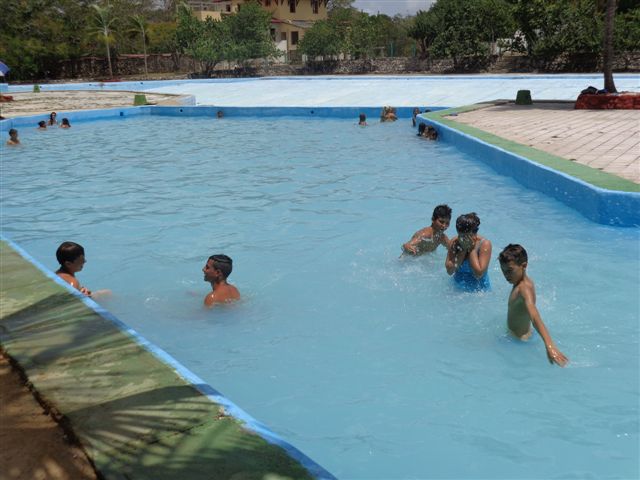 La piscina es una de las principales atracciones del parque José Martí de Holguín. Foto: Manuel Valdés Paz