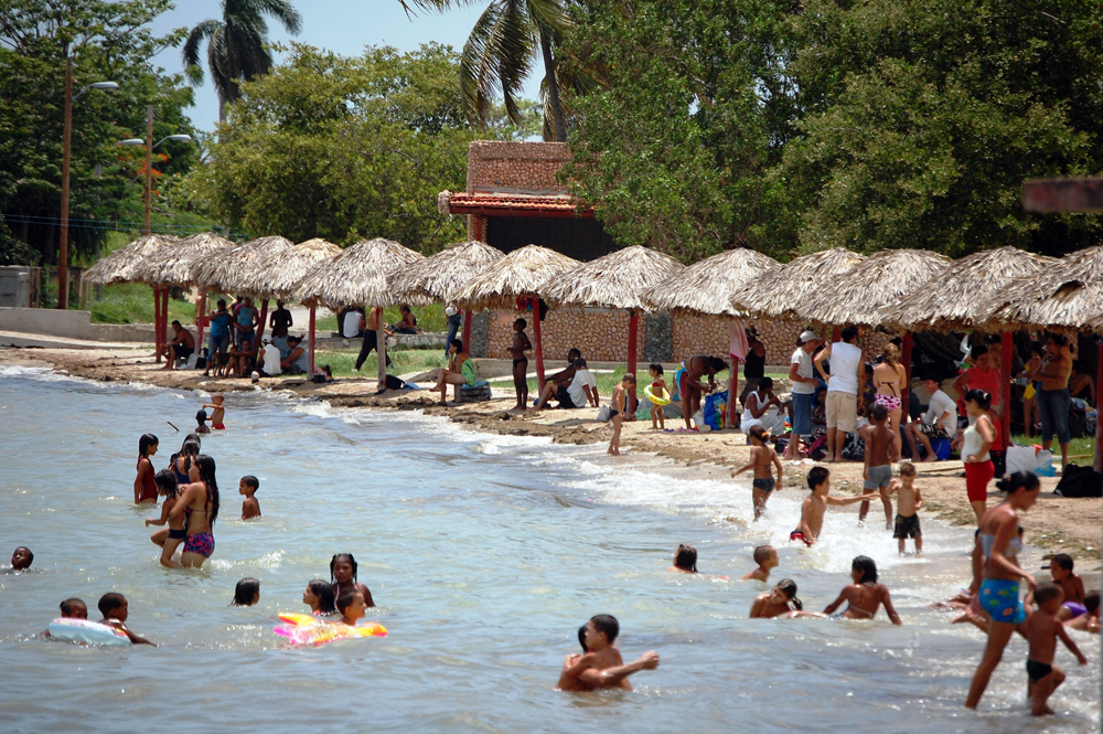 La población cienfueguera acude de manera masiva a las cercanas playas del litoral de la bahía. En la foto, la conocida como Laguna del Cura. | Foto: Ramón Barreras Ferrán