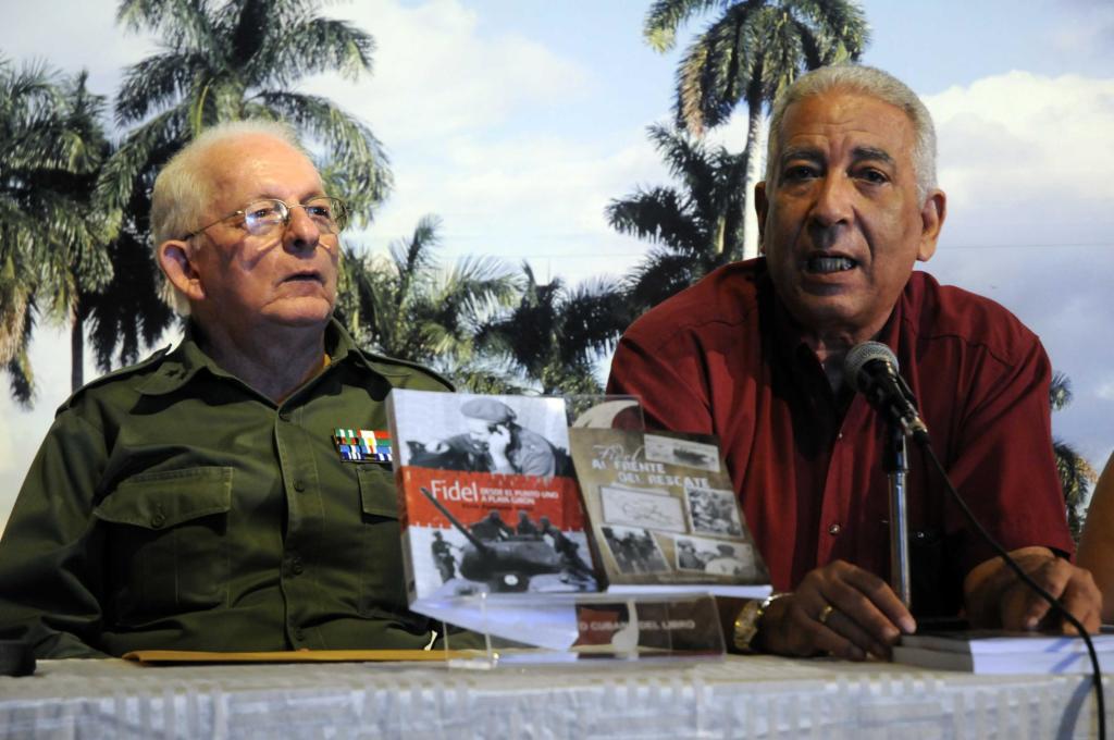 Presentación de los libros Fidel desde el Punto Uno a Playa Girón, y Fidel al Frente del Rescate, del escritor y periodista Teniente Coronel Elvis Fontaine Ortiz (I), en el Memorial José Martí, en La Habana, Cuba, como parte de los festejos por el aniversario 89 del natalicio del Líder Histórico de la Revolución Cubana. AIN FOTO/Abel PADRÓN PADILLA