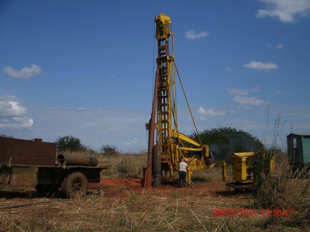 Muchas veces en medio de la “nada”, pequeños grupos de hombres perforan la tierra en busca de agua. | foto: Cortesía de la Empresa Nacional de Construcción y Perforación de pozos