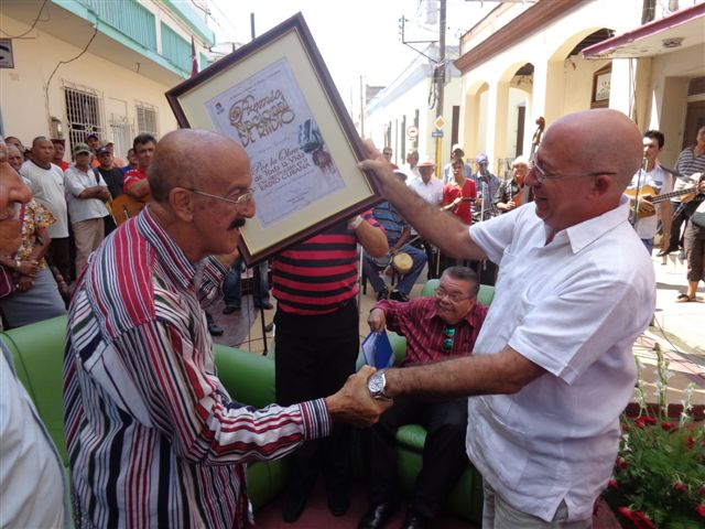 Valero recibió el premio de manos de Guillermo Pavón. Foto de Manuel Valdés.