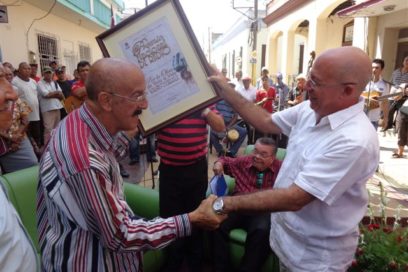 Entregan Premio Nacional de Radio al locutor González Valero