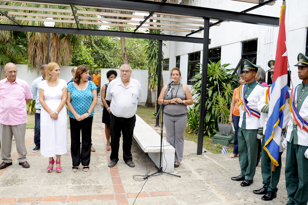Maryuri García, miembro del Secretariado Nacional del Sindicato de las Ciencias, informó sobre la distinción que hace la CTC al centro por 22 años consecutivos. Foto: Roberto Carlos Medina