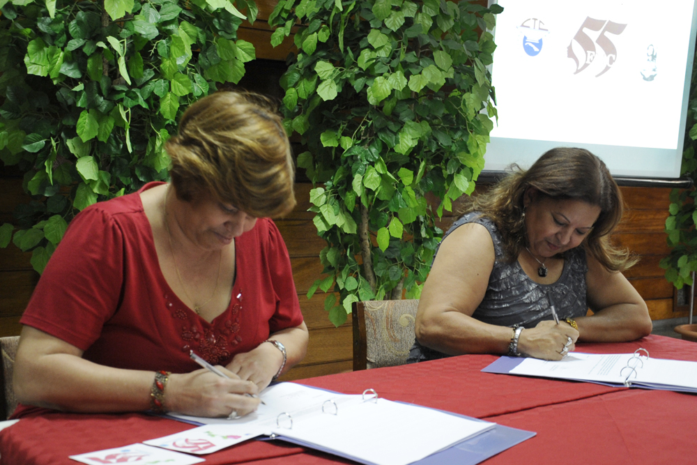 En representación de esas organizaciones,  ambas dirigentes rubricaron un plan de acción conjunto 2015-2018 que tiene como propósito esencial fomentar la presencia de la mujer cubana en el empleo. Fotos  Roberto Carlos Medina
