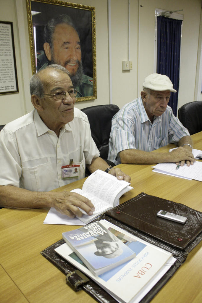 Alfredo Suárez, asesor de la presidencia del INRH (izquierda) y Miguel A. Ferrer, especialista en Obras de Ingeniería (derecha).  Foto: René Pérez Massola 