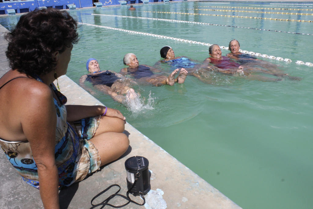 Cualquier día de la semana en horas de la mañana, los integrantes del club de natación Juventud Acumulada practican natación para mejorar la salud y la calidad de vida. Fotos: René Pérez Massola