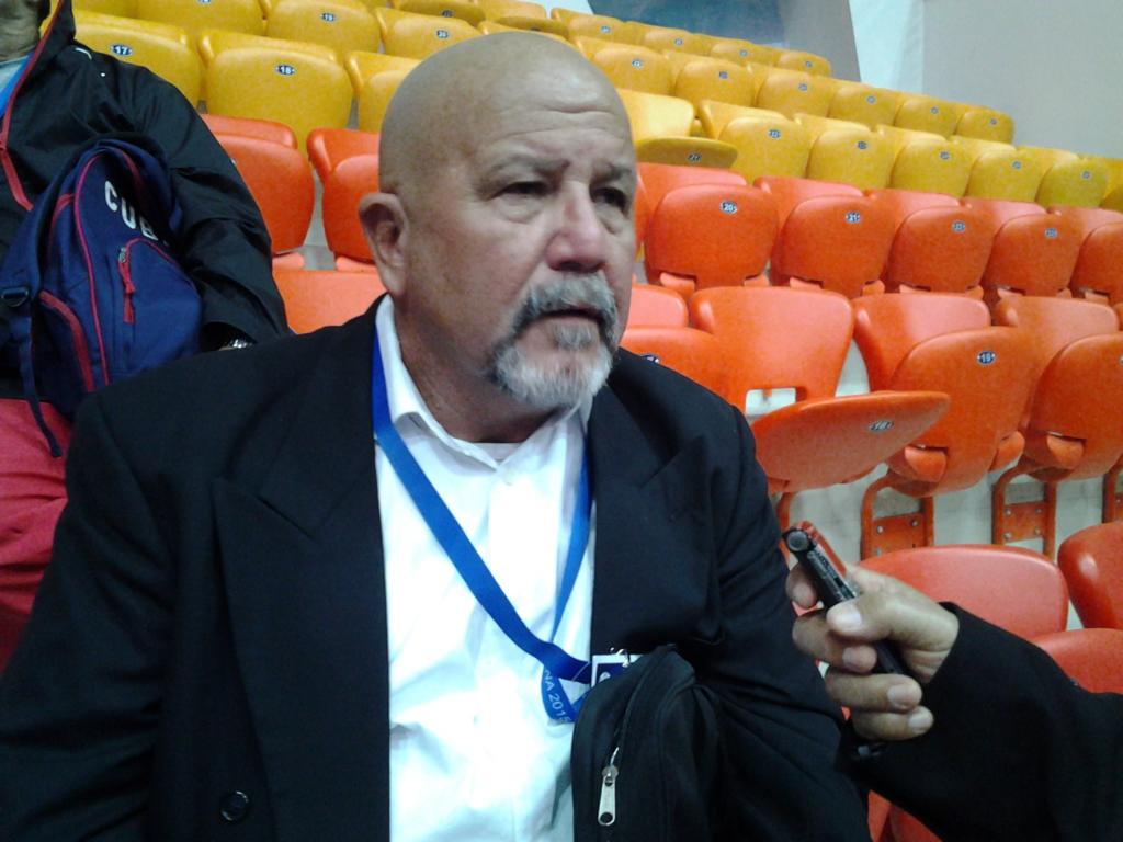 Rafael Manso, presidente de la Federación Cubana de Judo, conversa con la prensa