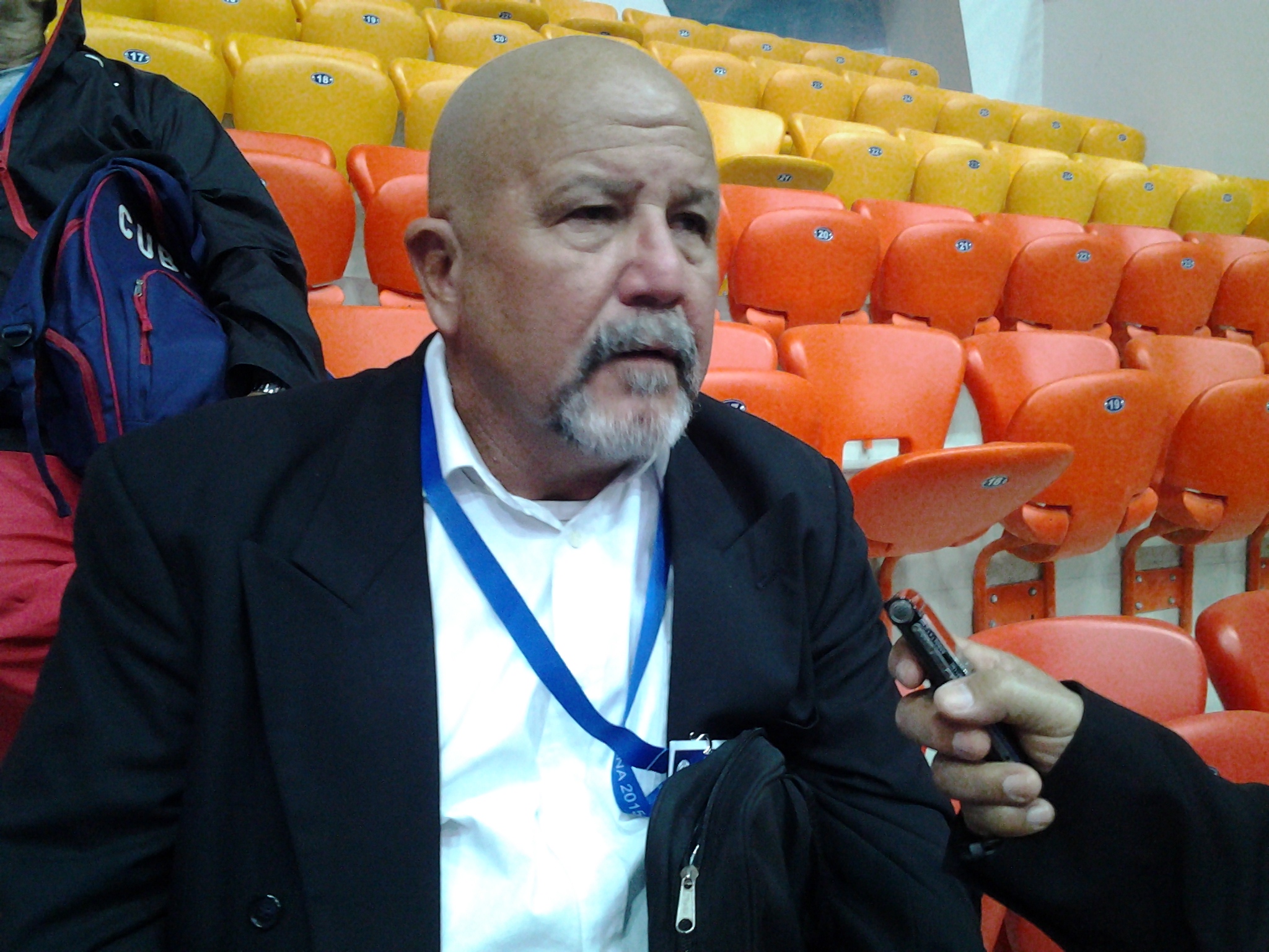 Rafael Manso, presidente de la Federación Cubana de Judo, conversa con la prensa