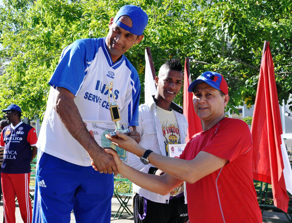 Uno de los momentos de la premiación efectuada en el céntrico parque José Martí, de la ciudad de Cienfuegos / Foto: Icel Morfa