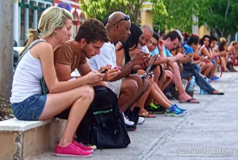 Jóvenes alrededor del parque Calixto García en Holguín. Foto tomada de Radio Holguín
